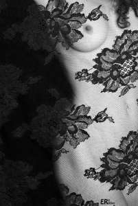 corps-feminin-nu-voile-dentelle