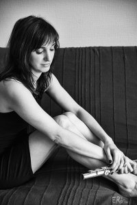 jeune-femme-pensive-joueuse-de-flute-instrument-de-musique