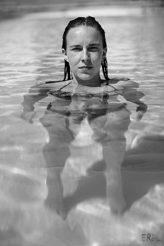 jeune-fille-femme-piscine-bain-distorsion-hommage-andre-kertesz