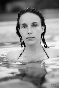 portrait-jeune-femme-bain-ete-piscine-noir-et-blanc