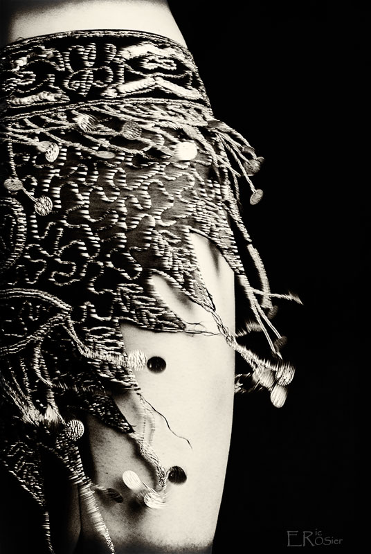 danseuse-orientale-hanches-jupe-sequins