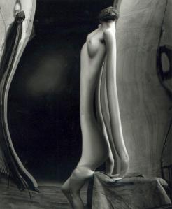 andre-kertesz-reflet-femme-nu-distorsion
