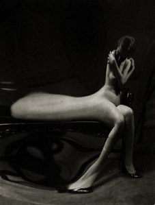 andre-kertesz-jeune-femme-miroir-distorsion