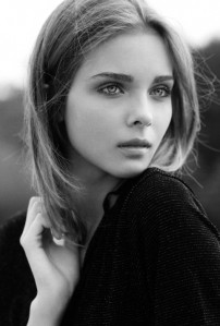 portrait-charme-feminin-jolie-jeune-femme