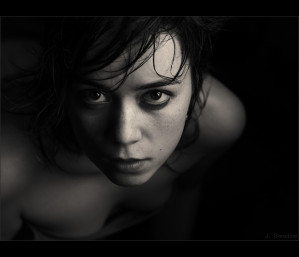 portrait-caractere-charme-jeune-femme