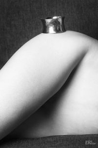 sensualite-feminine-bassin-nu-bracelet-metal
