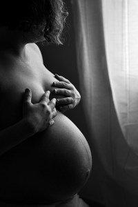 femme-enceinte-nu-pudique