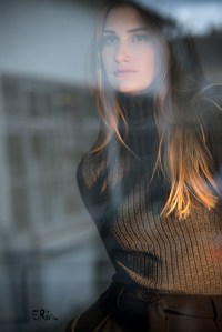 portrait-jeune-femme-reflet-baie-vitree-couleur