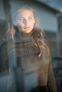 portrait-jeune-femme-reflet-baie-vitree-couleur