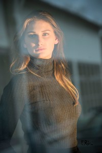 portrait-jeune-femme-reflet-baie-vitree-couleur