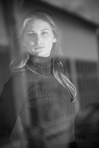 portrait-jeune-femme-reflet-baie-vitree-noir-blanc