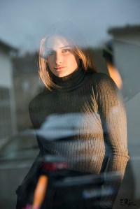 portrait-jeune-femme-reflet-baie-vitree-couleur