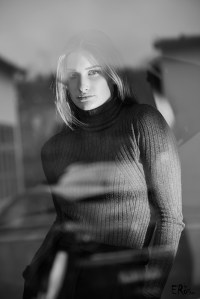 portrait-jeune-femme-reflet-baie-vitree-noir-blanc