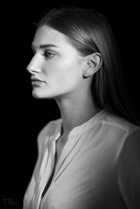 portrait-mode-jeune-femme-studio