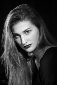 portrait-mode-jeune-femme-studio