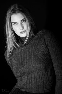 portrait-mode-jeune-femme-studio