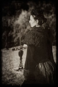 femme-en-noir-veuve-solitaire-dans un-cimetière