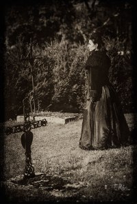 femme-en-noir-veuve-solitaire-dans un-cimetière