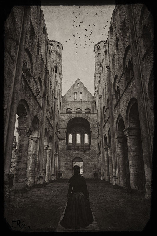 femme-errant-ruines-abbaye-jumieges