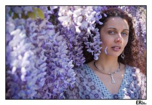 jeune-femme-parmi-les-fleurs-de-glycine