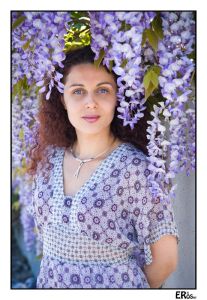 jeune-femme-encadrée-par-des-fleurs-de-glycine