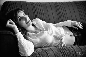 Portrait-femme-allongee-canape