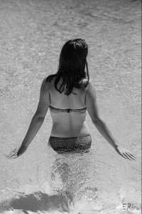 jeune-femme-bain-piscine-été