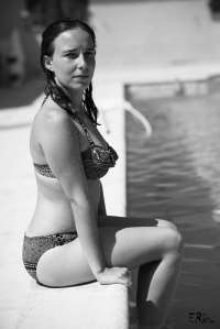 portrait-bord-piscine-maillot-bain