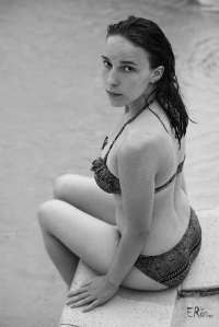 jeune-femme-maillot-de-bain-piscine