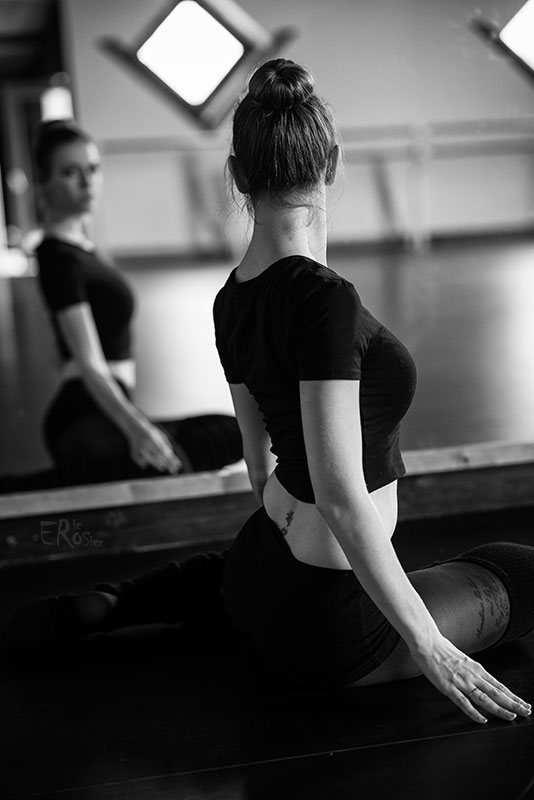 danseuse-assise-travail-posture-miroir
