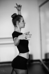 danseuse-tronc-profil-courbes-féminines