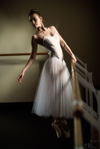 portrait-ballerine-danseuse-posture-barre