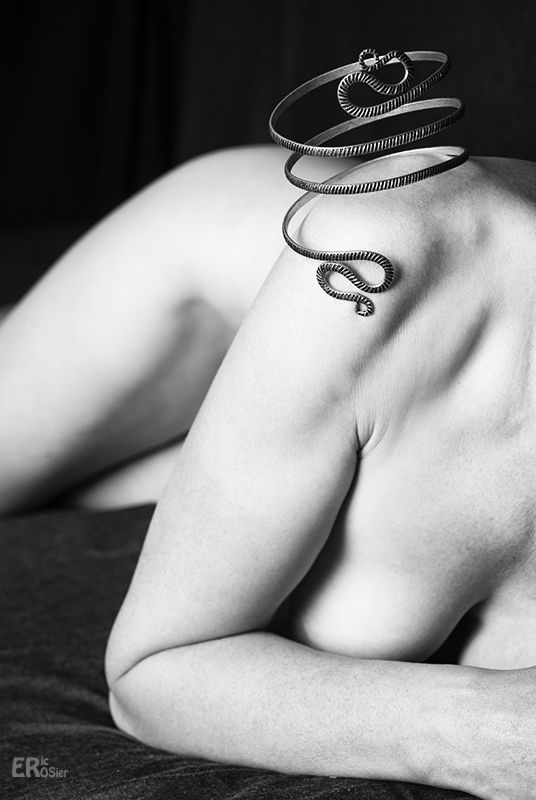 nu-féminin-anonyme-avec-bijou