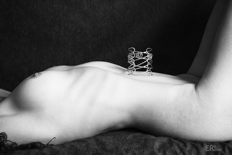 nu-féminin-anonyme-avec-bijou