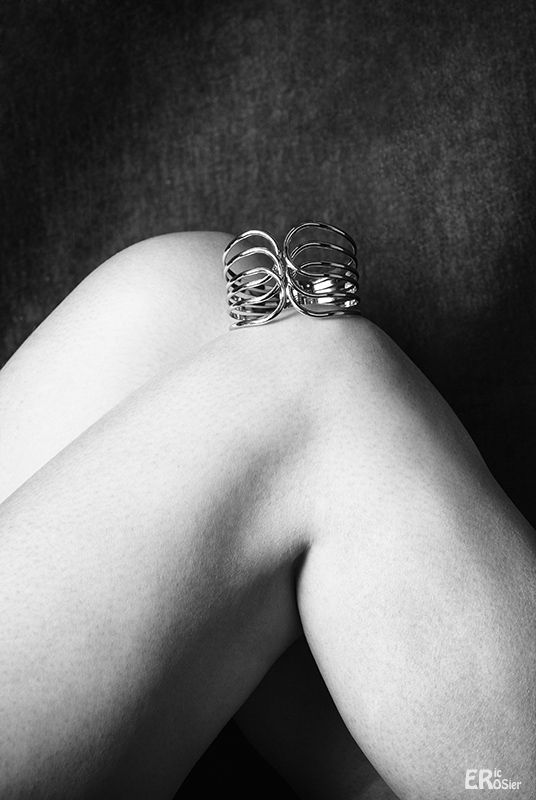 nu-féminin-anonyme-avec-bijou