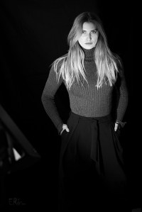 portrait-mode-jeune-femme-studio