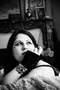portrait-femme-steampunk-allongée
