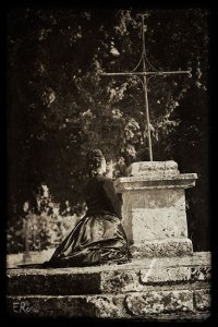 femme-veuve-prière-calvaire-croix