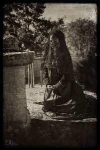 veuve-voile-dentelle-noire-prière-calvaire-croix