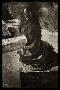 veuve-voile-dentelle-noire-prière-calvaire-croix