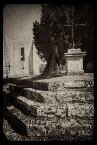 veuve-voile-dentelle-noire-prière-calvaire-croix