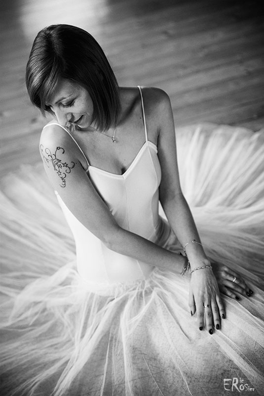 danseuse-songeuse-assise-tutu-blanc