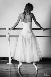 danseuse-classique-travail-barre-pointes