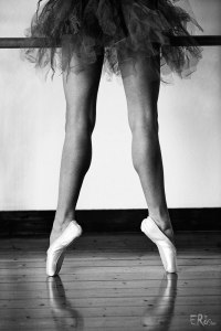 danseuse-jambes-barre-tutu-noir-et-blanc