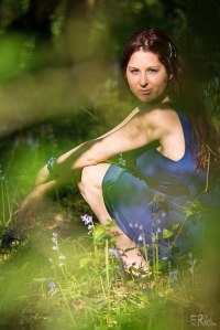 portrait-jeune-femme-accroupie-en-forêt