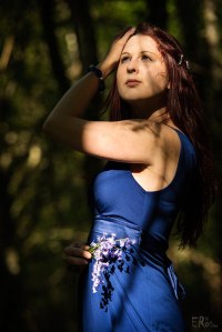 portrait-femme-bouquet-jacinthes-bleues