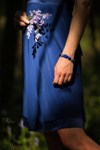 femme-robe-bleue-bouquet-jacinthes-bleues