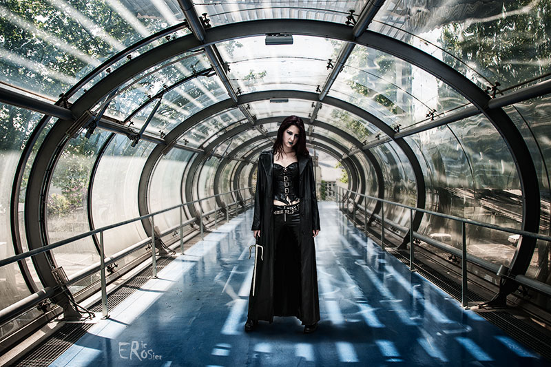 guerrière-futur-science-fiction-tunnel-verre