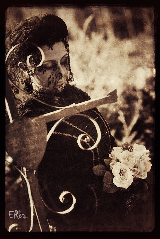 femme-veuve-voile-noir-bouquet-croix-tombe