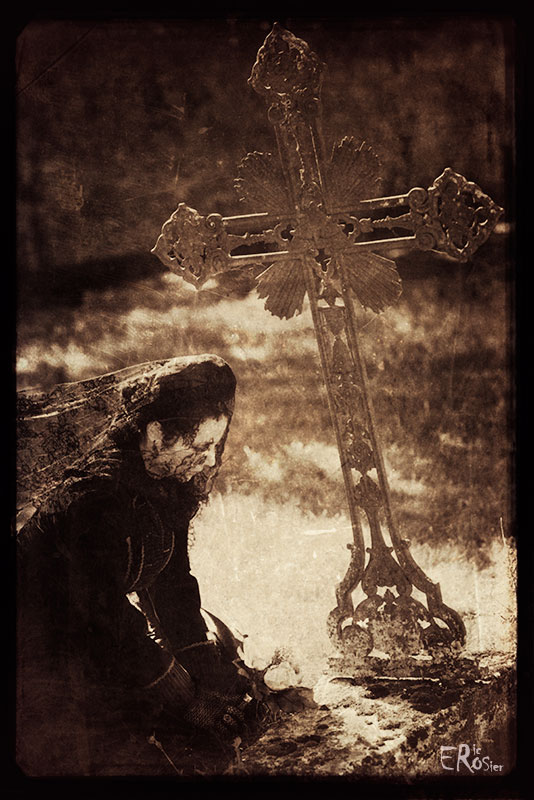 femme-veuve-voile-noir-croix-cimetiere-tombe
